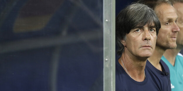 Joachim Löw wartet auf das Spiel gegen Schweden. Joachim Löw wartet auf das Spiel gegen Schweden.