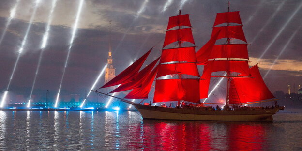 Ein Schiff mit scharlachroten Segeln fährt auf der Newa