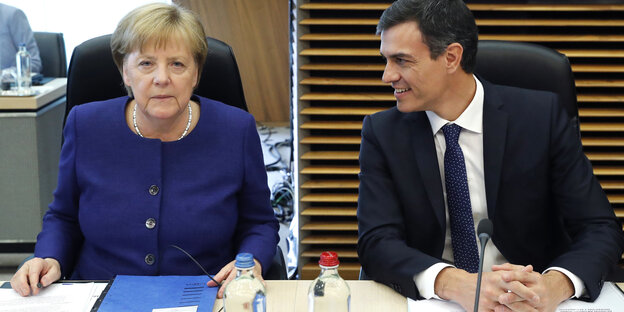 Die deutsche Bundeskanzlerin Angela Merkel und der spanische Premierminister Pedro Sánchez sitzen beim EU-Sondergipfel zusammen Die deutsche Bundeskanzlerin Angela Merkel und der spanische Premierminister Pedro Sánchez sitzen beim EU-Sondergipfel zusammen