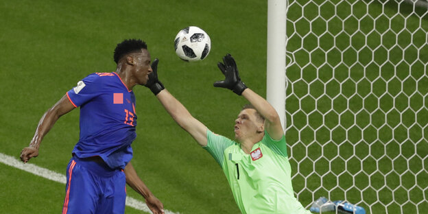 Ein Spieler köpft, ein Torwart kommt nicht ran Ein Spieler köpft, ein Torwart kommt nicht ran
