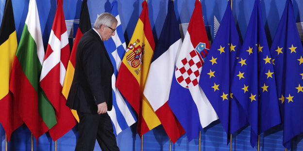 Jean-Claude Juncker, Präsident der Europäischen Kommission, wartet auf das Eintreffen der Staatschefs bei einem Sondertreffen der EU-Staaten zur Flüchtlingspolitik in Brüssel und geht dabei an den Fahnen der Mitgliedsstaaten vorbei Jean-Claude Juncker, Präsident der Europäischen Kommission, wartet auf das Eintreffen der Staatschefs bei einem Sondertreffen der EU-Staaten zur Flüchtlingspolitik in Brüssel und geht dabei an den Fahnen der Mitgliedsstaaten vorbei