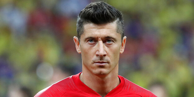 Polens Nationalspieler Robert Lewandowski schaut entschlossen in die Kamera Polens Nationalspieler Robert Lewandowski schaut entschlossen in die Kamera