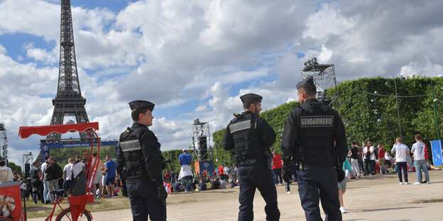Gendarmerie-Polizisten vor dem Eiffelturm Gendarmerie-Polizisten vor dem Eiffelturm
