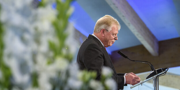 Wilfried Manneke steht an einem Rednerpult Wilfried Manneke steht an einem Rednerpult