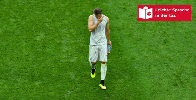 Der deutsche Torwart Manuel Neuer läuft über das Spielfeld und fasst sich ins Gesicht Der deutsche Torwart Manuel Neuer läuft über das Spielfeld und fasst sich ins Gesicht