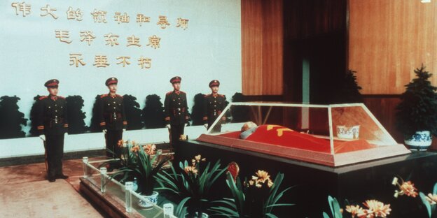 Chinesische Soldaten bewachen gläsernen Sarg Chinesische Soldaten bewachen gläsernen Sarg