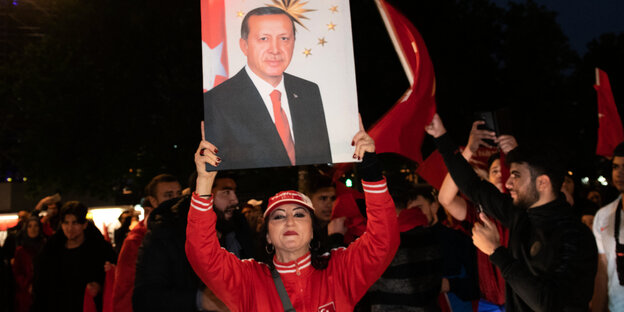 Erdogan-Anhänger feiern das Ergebnis der vorgezogenen Präsidenten- und Parlamentswahlen in der Türkei auf dem Kurfürstendamm Erdogan-Anhänger feiern das Ergebnis der vorgezogenen Präsidenten- und Parlamentswahlen in der Türkei auf dem Kurfürstendamm