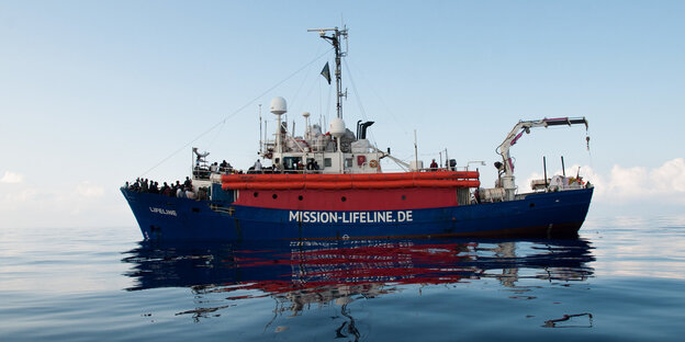 Flüchtlinge stehen am Bug des Rettungsschiffes Lifeline der deutschen Hilfsorganisation Mission Lifeline Flüchtlinge stehen am Bug des Rettungsschiffes Lifeline der deutschen Hilfsorganisation Mission Lifeline