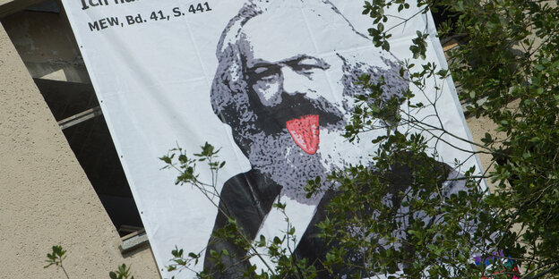 Ein Plakat: Marx mit herausgestreckter Zunge Ein Plakat: Marx mit herausgestreckter Zunge