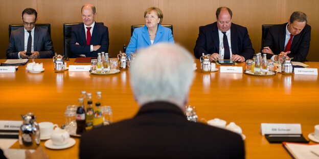 Kabinettstisch mit Seehofer und Merkel Kabinettstisch mit Seehofer und Merkel