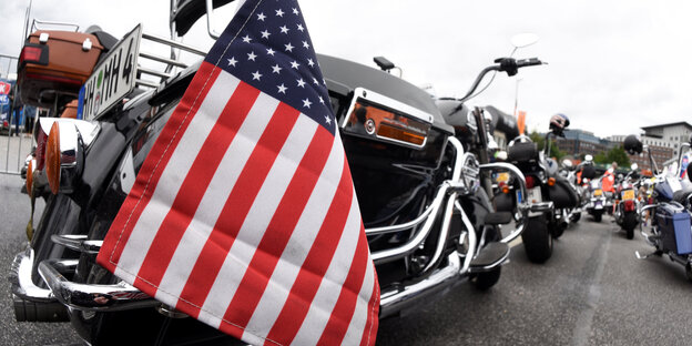 Eine Harley und eine US-Flagge davor Eine Harley und eine US-Flagge davor