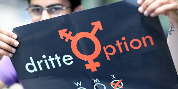 Vanja hält ein Plakat mit dem Schriftzug "dritte Option" Vanja hält ein Plakat mit dem Schriftzug "dritte Option"