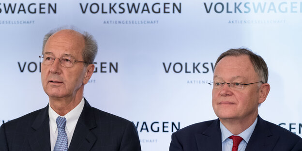 Hans Dieter Pötsch und Stephan Weil vor einer Wand mit "Volkswagen"-Aufdruck Hans Dieter Pötsch und Stephan Weil vor einer Wand mit "Volkswagen"-Aufdruck