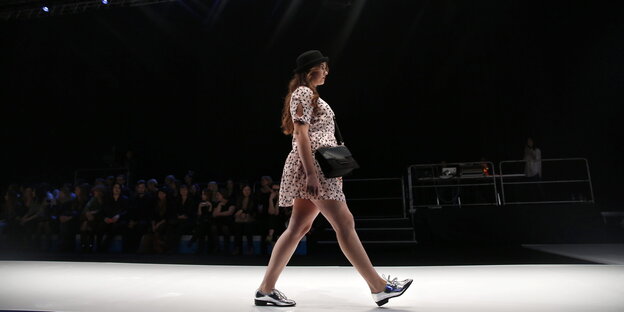 Ein Plus-Size-Model läuft über einen Laufsteg Ein Plus-Size-Model läuft über einen Laufsteg