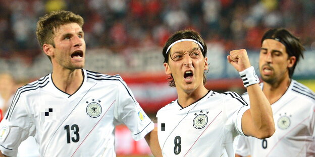 drei jubelnde Fußballer drei jubelnde Fußballer