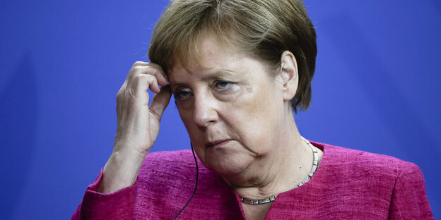 Bundeskanzlerin Angela Merkel fasst sich an die Stirn Bundeskanzlerin Angela Merkel fasst sich an die Stirn