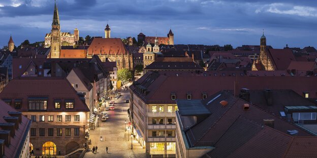 Ansicht auf Nürnbergs Altstadt in der abendlichen Dunkelheit Ansicht auf Nürnbergs Altstadt in der abendlichen Dunkelheit