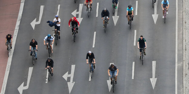 Viele Radfahrer auf der ganzen Straße Viele Radfahrer auf der ganzen Straße