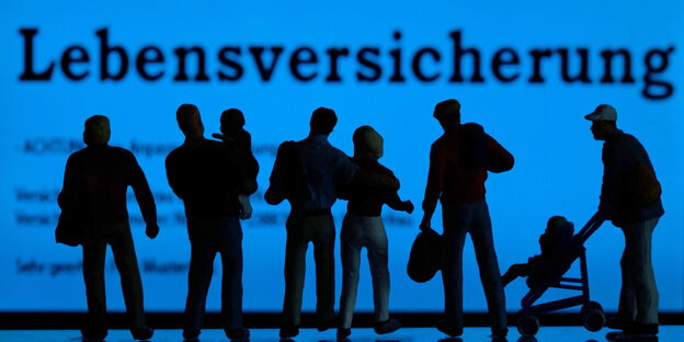 Modellfiguren vor dem Schriftzug "Lebensversicherung" Modellfiguren vor dem Schriftzug "Lebensversicherung"