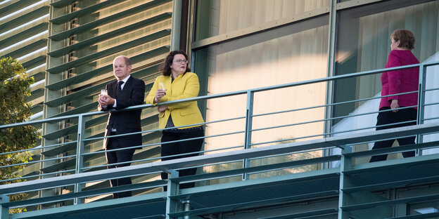 Olaf Scholz und Andrea Nahles stehen nebeneinander auf dem Balkon des Kanzleramtes, Merkel läuft in ihre Richtung Olaf Scholz und Andrea Nahles stehen nebeneinander auf dem Balkon des Kanzleramtes, Merkel läuft in ihre Richtung