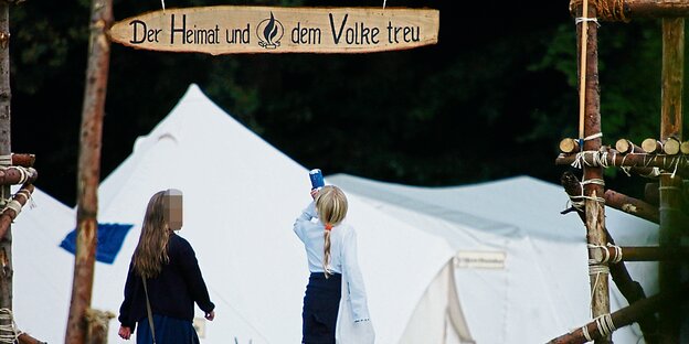 Ein Zeltplatz mit einer Eingangspforte. Darauf steht "Der Heimat und dem Volke treu" Ein Zeltplatz mit einer Eingangspforte. Darauf steht "Der Heimat und dem Volke treu"