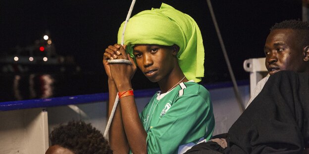 Gerettete Flüchtlinge warten an Bord der Dresdner Hilfsorganisation Mission Lifeline auf einen Hafen, den sie anlaufen dürfen Gerettete Flüchtlinge warten an Bord der Dresdner Hilfsorganisation Mission Lifeline auf einen Hafen, den sie anlaufen dürfen