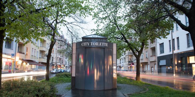Toilettenhaus auf einer Verkehrsinsel Toilettenhaus auf einer Verkehrsinsel