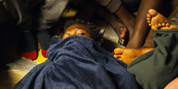 Flüchtlinge auf dem Rettungsschiff "Lifeline" der Hilfsorganisation Mission Lifeline Flüchtlinge auf dem Rettungsschiff "Lifeline" der Hilfsorganisation Mission Lifeline