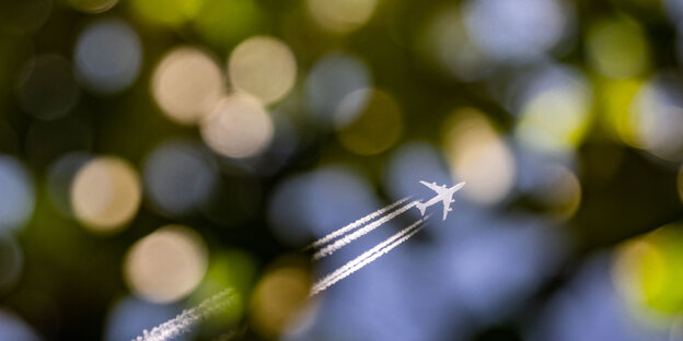 Ein Flugzeug am Himmel Ein Flugzeug am Himmel