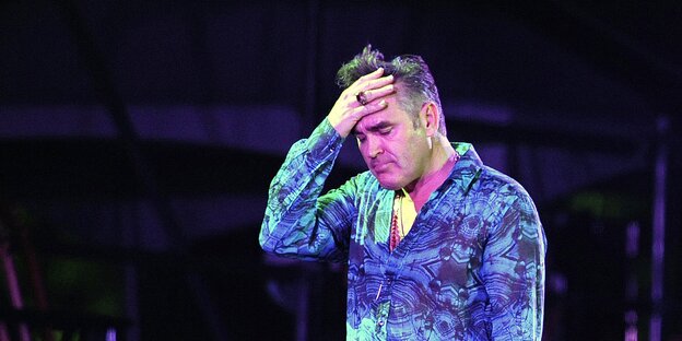 Morrissey auf der Bühne - er fasst sich an die Stirn Morrissey auf der Bühne - er fasst sich an die Stirn