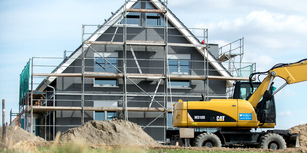 Ein Bagger vor einem Haus Ein Bagger vor einem Haus
