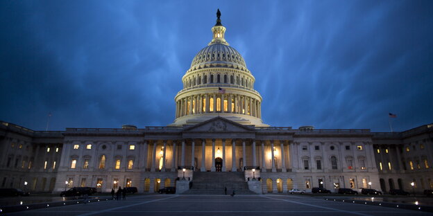 Kapitol in Washington in der Dämmerung