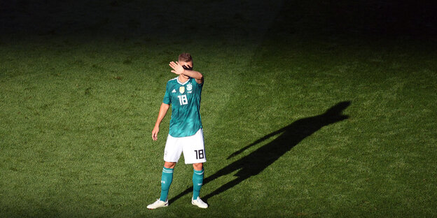 Joshua Kimmich aus Deutschland wird von der Sonne geblendet.