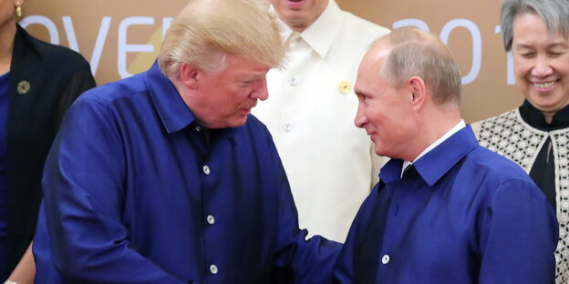 Donald Trump und Wladimir Putin schauen sich in die Augen Donald Trump und Wladimir Putin schauen sich in die Augen
