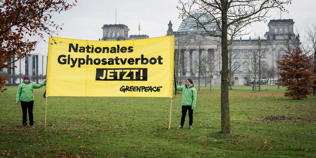 Greenpeace-Aktivisten stehen mit Plakat gegen Glyphosat vor dem Reichstag Greenpeace-Aktivisten stehen mit Plakat gegen Glyphosat vor dem Reichstag
