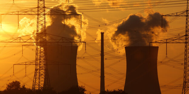 Blick nach Sonnenuntergang auf die Kühltürme des Atomkraftwerks Grafenrheinfeld Blick nach Sonnenuntergang auf die Kühltürme des Atomkraftwerks Grafenrheinfeld
