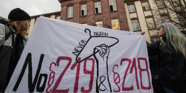 Demonstrantinnen halten ein Transparent gegen die Paragrafen 218 und 219 in die Höhe Demonstrantinnen halten ein Transparent gegen die Paragrafen 218 und 219 in die Höhe