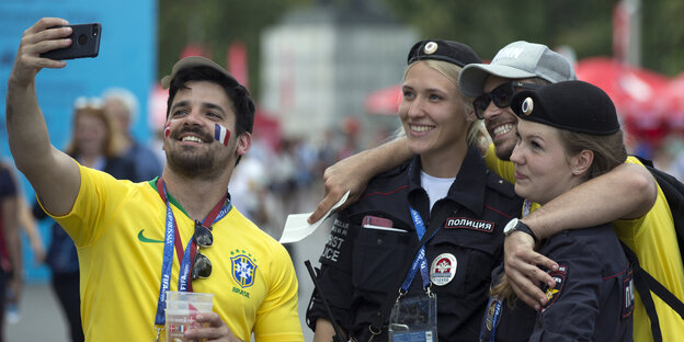 Brasilianische Fans und russische Polizistinnen Brasilianische Fans und russische Polizistinnen