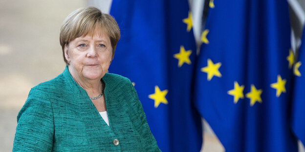Angela Merkel neben Europa-Fahnen Angela Merkel neben Europa-Fahnen