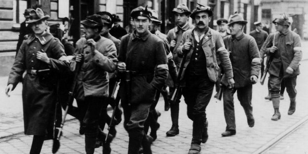 Revolution in Bayern 1918 - Schwarzweißfotografie mit marschierenden Soldaten Revolution in Bayern 1918 - Schwarzweißfotografie mit marschierenden Soldaten