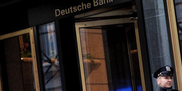 Eine Polizistin bewacht das Gebäude der Deutschen Bank in New York Eine Polizistin bewacht das Gebäude der Deutschen Bank in New York
