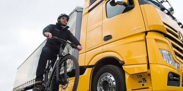 Fahrradfahrer vor LKW mit Abbiegeassistenten Fahrradfahrer vor LKW mit Abbiegeassistenten