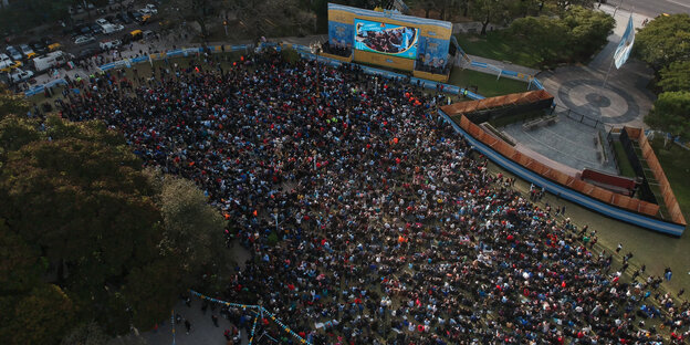 Fußballfans sehen sich auf der Plaza General San Martín in Buenos Aires, Argentinien, eine Live-Übertragung der Fußball-WM in Russland an Fußballfans sehen sich auf der Plaza General San Martín in Buenos Aires, Argentinien, eine Live-Übertragung der Fußball-WM in Russland an