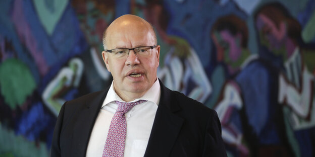 Peter Altmeier steht vor blau-violettem Hintergrund Peter Altmeier steht vor blau-violettem Hintergrund