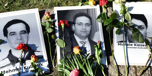 Blumen liegen am Halitplatz neben dem Porträt des 2006 ermordeten türkischstämmigen Yozgat und anderen Opfern rechter Gewalt Blumen liegen am Halitplatz neben dem Porträt des 2006 ermordeten türkischstämmigen Yozgat und anderen Opfern rechter Gewalt