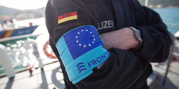 Ein Beamter der Bundespolizei See steht im Hafen von Vathy auf der Insel Samos auf dem Vordeck des Streifenboots BP 62 "Uckermark" vor einer ersten Erkundungsfahrt Ein Beamter der Bundespolizei See steht im Hafen von Vathy auf der Insel Samos auf dem Vordeck des Streifenboots BP 62 "Uckermark" vor einer ersten Erkundungsfahrt