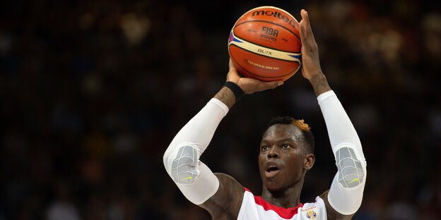 Dennis Schröder mit Ball Dennis Schröder mit Ball