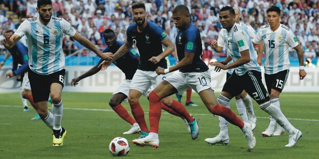 Kylian Mbappé beim Torabschluss Kylian Mbappé beim Torabschluss