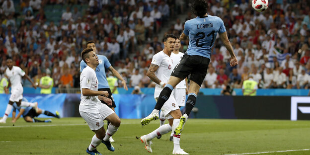 Cavani köpft ein zum 1:0 Cavani köpft ein zum 1:0