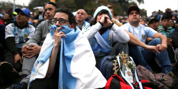 Fußball Fans in Buenos Aires schauen auf den Plaza San Martin Fußball Fußball Fans in Buenos Aires schauen auf den Plaza San Martin Fußball